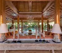 Вилла Shambala, У бассейна гостиной