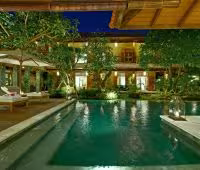 Villa Kinaree, Piscina de noche