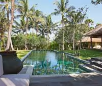 Villa Maridadi, Piscina y Jardín