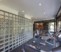 Villa Manis, Gimnasio