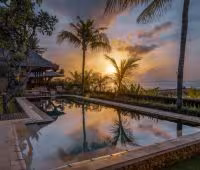 Вилла Cemara, Бассейн на закате